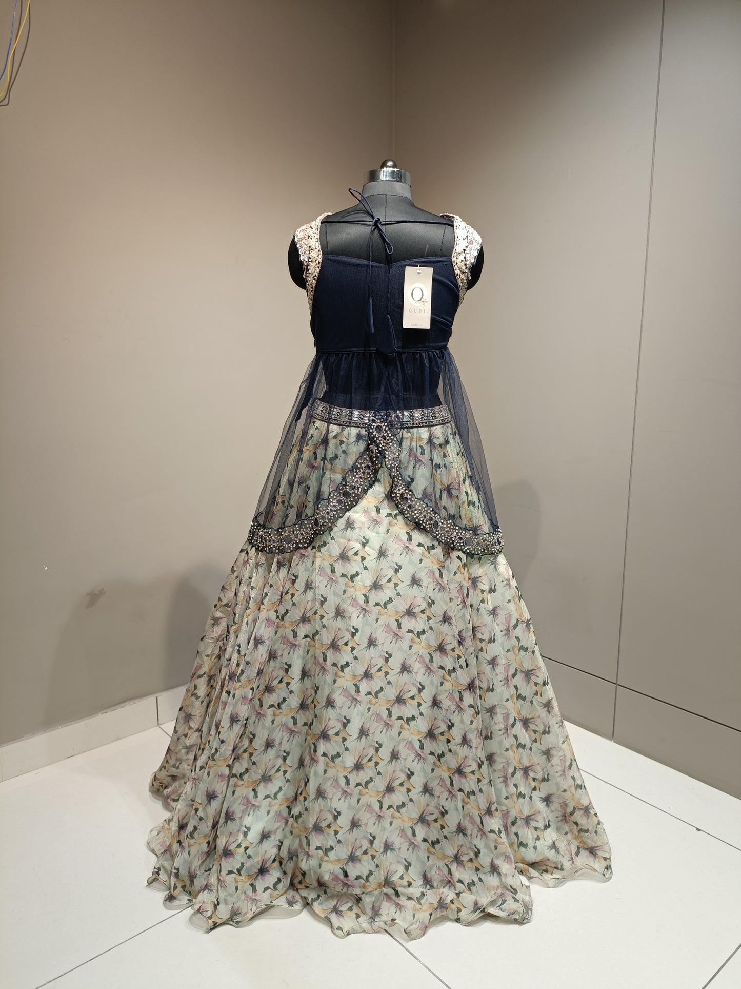 Elegant Organza Crop Top with Intricate Cutdana Embellishments
